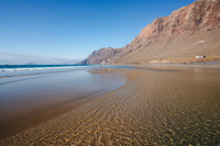 Entre mar y risco - Playa de Famara, Teguise.
