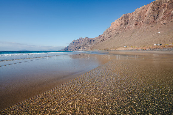 Entre mar y risco - Playa de Famara, Teguise.