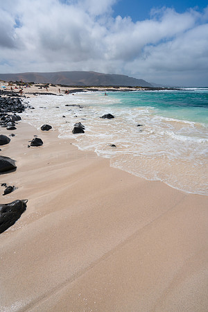 Entre mar y lava -  Arena blanca en Caleta del Mero, Lanzarote.