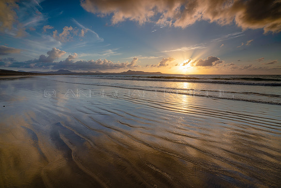 Reflejos rayados - Atardecer en la Playa de Famara, Lanzarote.