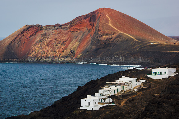 Caserio Laja del Sol con montaña Bermeja - Lanzarote