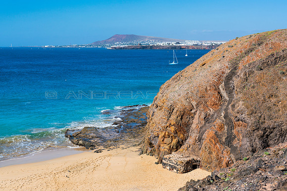 Acantilado con bunker en la Playa del Pozo - Costa de Papagayo,