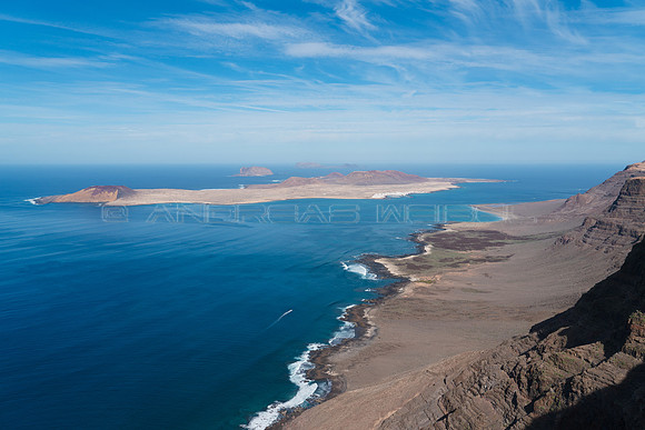 Vista a la octava isla - Risco de Famara y La Graciosa.