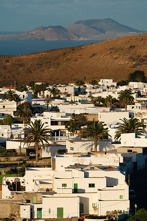Las casas de Tinajo en la luz del atardecer (con la Graciosa al