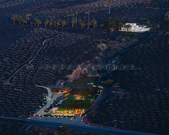 Se ilumina la Geria - Bodega Stratvs al anochecer, Yaiza.