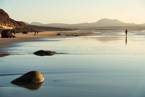 Tranquilidad entre rocas - Playa de Famara, Teguise.
