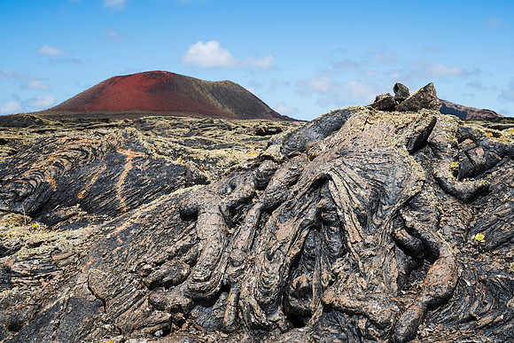 Lava "Pahoehoe" con Montaña Colorada - Parque Natural de los Vo