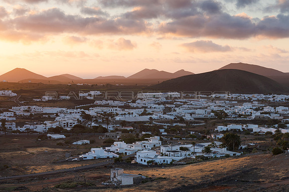 Atardecder en el pueblo de Uga - Yaiza.