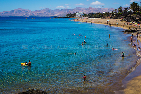 Bañistas en la Playa Grande - Puerto del Carmen