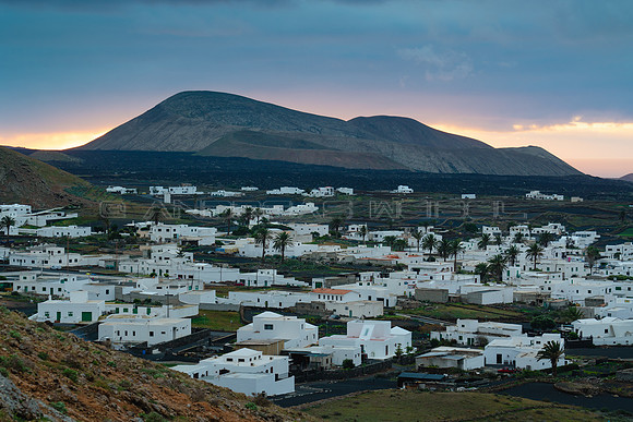 Pueblo al borde de la lava - Tinguatón (Tinajo) y Caldera Blanc