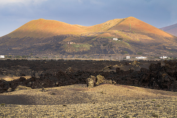 El volcán Juan Bello iluminado por las últimas rayas de sol de
