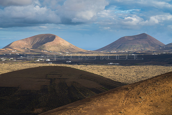 Vista a dos grandes volcanes: Montaña Blanca y Monte Guatisea -