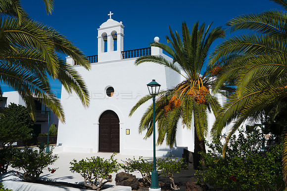 Iglesia entre palmeras - Uga, Lanzarote.