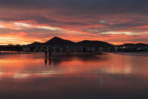 Atardecer en rojo - Playa de Famara, Teguise.