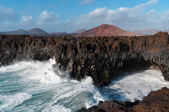 Llega la ola - Los Hervideros, Costa de Yaiza.