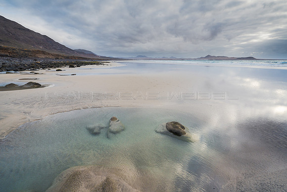 Playa con charcos - Playa de Famara, Teguise, Lanzarote.