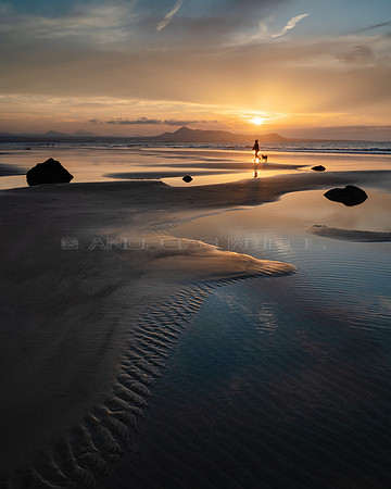 Paseando el perro - Atardecer en la Playa de Famara, Teguise.