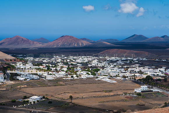 Yaiza, pueblo al borde de la lava.