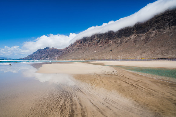 Playa y Risco de Famara (con su "peluca" de verano) - Teguise.