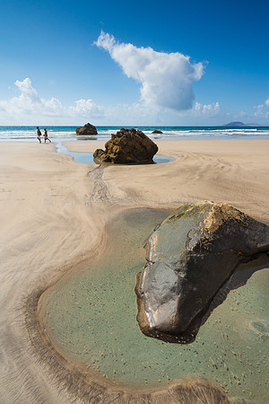 Rocas con picinas en la Playa de Famara - Teguise.