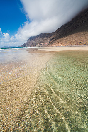 Creando olitas - Banco de arena en la Playa de Famara, Teguise.