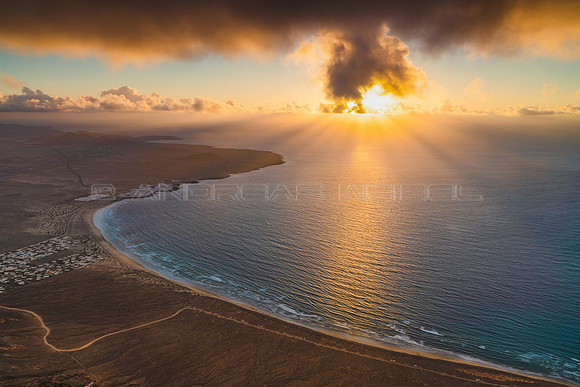 Tapando el sol - Banco de nubes sobre la bahía de Famara, Tegui