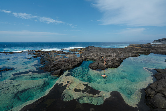Un baño en Los Charcones, Costa de Yaiza.