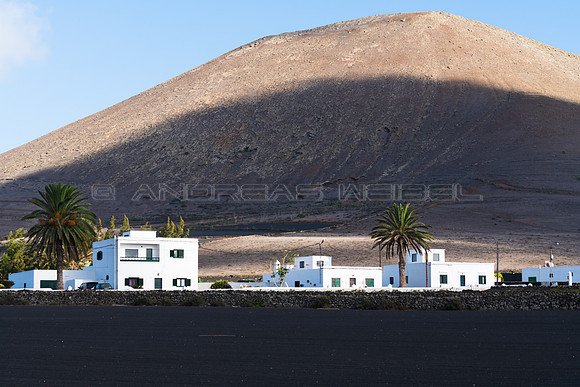 Casas ante volcán - La Vegueta, Tinajo.
