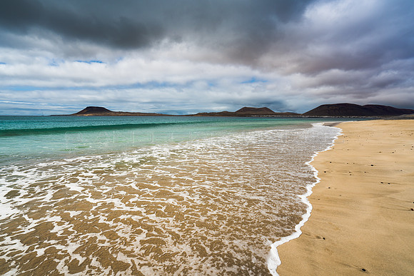 Tormenta a la vista - Playa de bajo el Risco con La Graciosa al