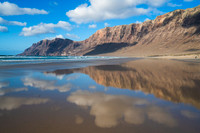 Nubes en la playa - Playa y Risco de Famara, Teguise.