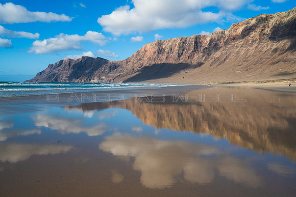 Nubes en la playa - Playa y Risco de Famara, Teguise.