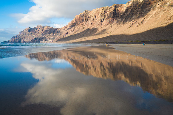 El cielo a tus pies - Playa y Risco de Famara, Teguise.