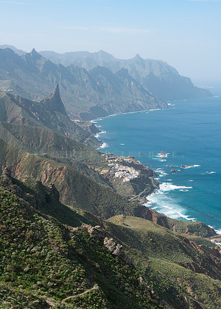 Vista al pueblo de Los Roques en la Costa de Anaga - Tenerife.