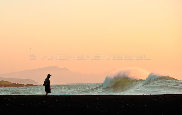 Observando las olas en la playa de Ajuy, Fuerteventura.
