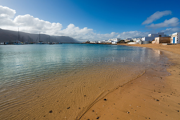Playa con puerto en la Caleta del Sebo - La Graciosa, Islas Cana