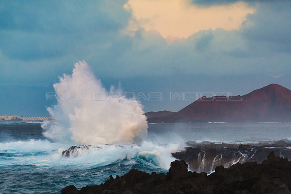 Ola con volcan - Costa de Tinajo.