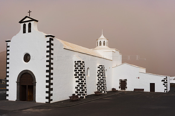 La Ermita de Los Dolores resistiendo a una tormenta de arena (Ca