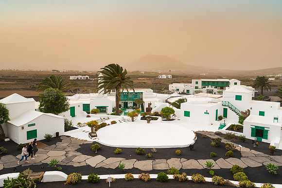 El Monumento al Campesino bajo la Calima - Mozaga, Teguise.