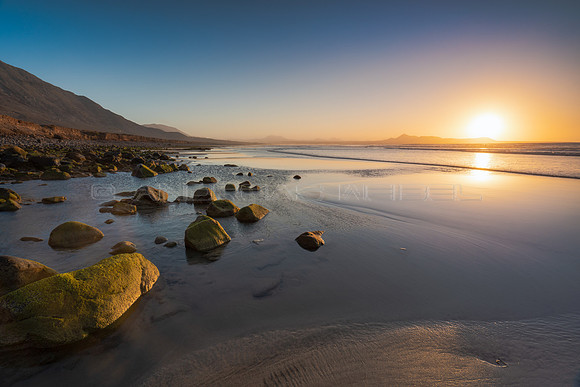 Playa entre mar y risco - Atardecer en la Playa de Famara, Tegui