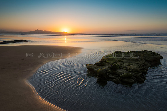 Puesta de sol con embalse - Playa de Famara, Teguise.