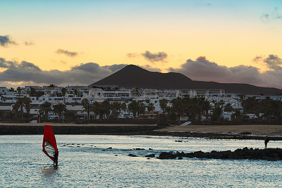 Atardecer con windsurfista - Playa de Las Cucharas, Costa Teguis