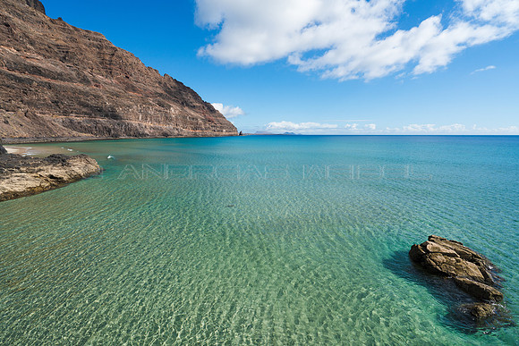 Aguas cristalinas con roca y risco - Playa de la Cantería, Órzola.