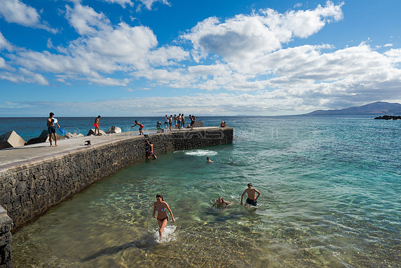 Jovenes en el muelle del Hotel Fariones - Puerto del Carmen, Tías.
