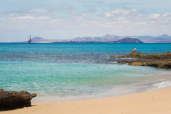 Vista con Pescador y Velero - Caleta del Congrio, Costa de Papagayo.