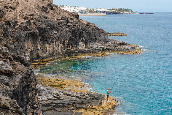 Pescando en la costa - Barranco del Quíquere, Tías.