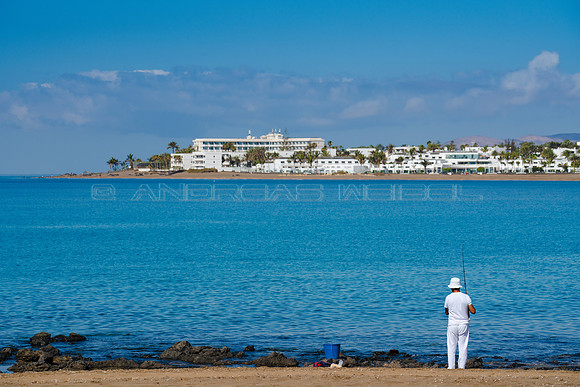 Pescando turismo en la Playa de Los Pocillos - Puerto del Carmen