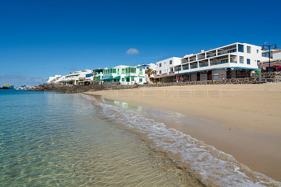 Agua cristalina en la playa del pueblo - Playa Blanca, Yaiza.