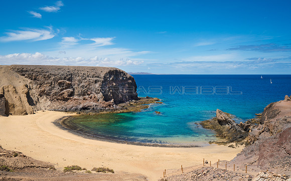 Vista a la Playa de Papagayo desierta - Yaiza.