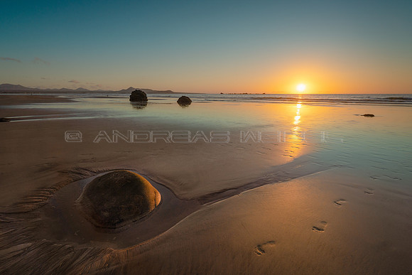 Pisadas al atardecer - Playa de Famara, Teguise.