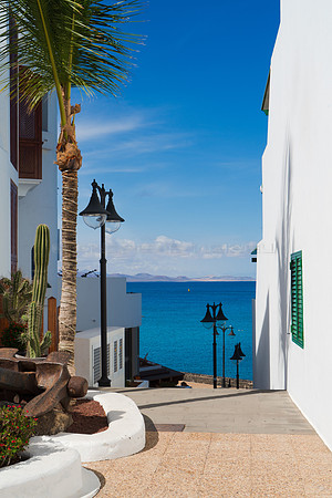 Entre las casas, el mar - Playa Blanca, Yaiza.
